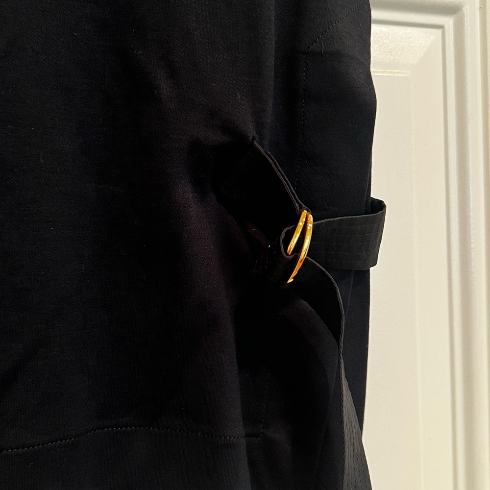 🖤 Brand New! Louis Vuitton Black Top with Gold Details! 🖤 - Picture 2 of 2